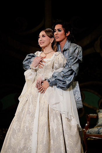 雪組　全国公演「ヴェネチアの紋章」の彩風咲奈と朝月希和の写真