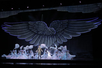 月組 大劇場「フリューゲル　－君がくれた翼－」の情景写真